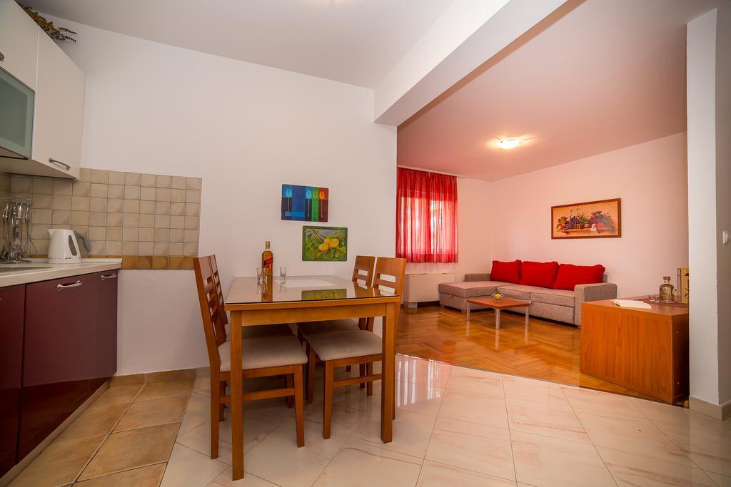 Apartments Kristina Makarska Exterior photo